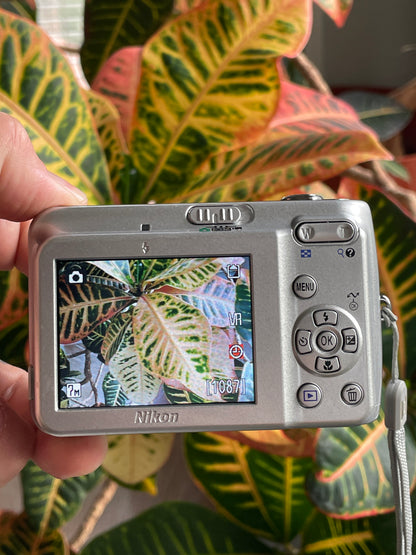 Nikon CoolPix L5 7.2 MP Digital Camera Bundle - Silver