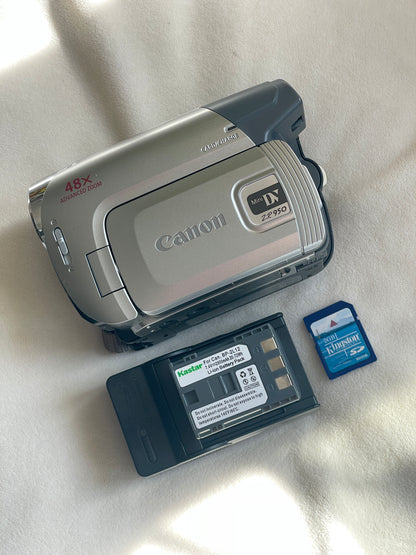 Canon Mini DV Handycam Model No. ZR950 Bundle