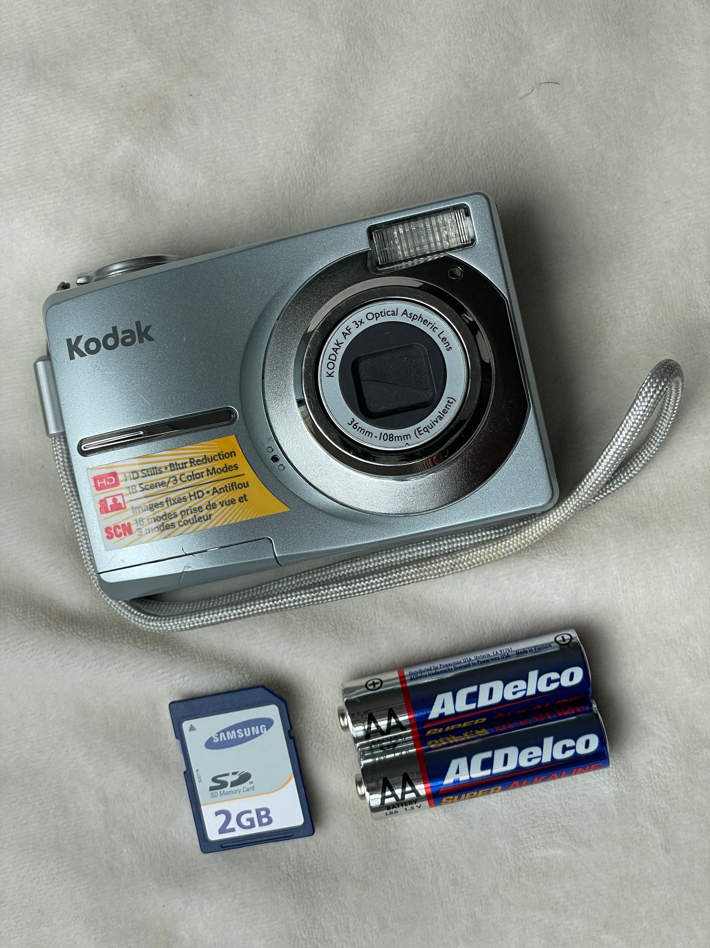 Kodak EasyShare C913 9.2 MP Digital Camera Bundle