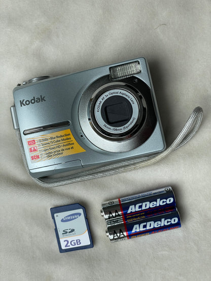 Kodak EasyShare C913 9.2 MP Digital Camera Bundle