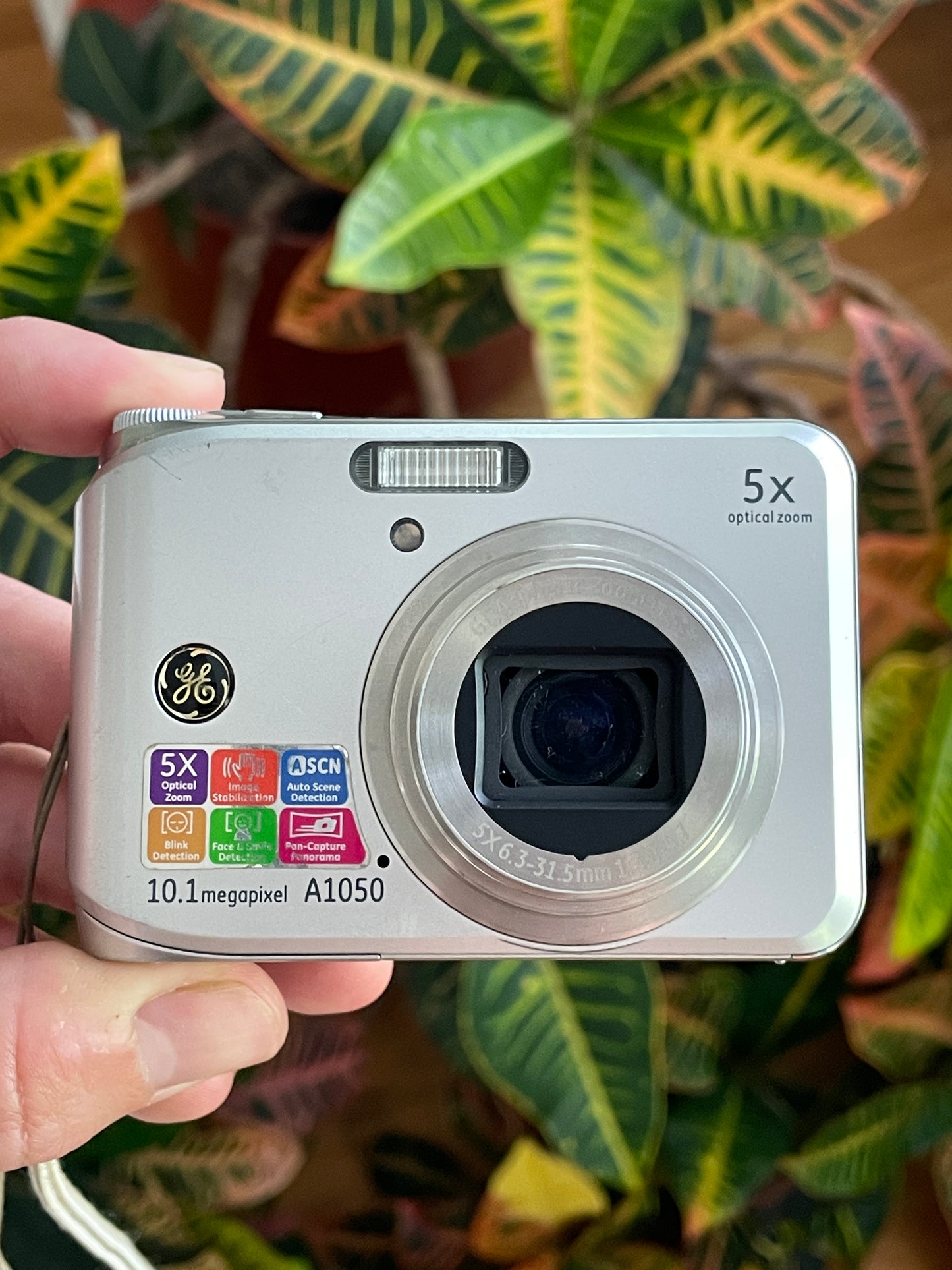 GE A1050 10.1 MP Digital Camera Bundle - Silver