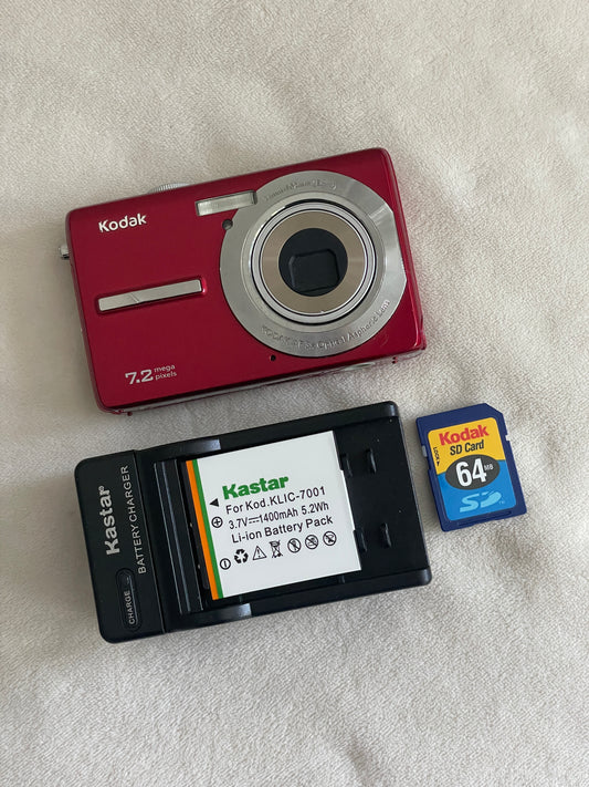 Kodak EasyShare M763 7.2 MP Digital Camera Bundle - Red