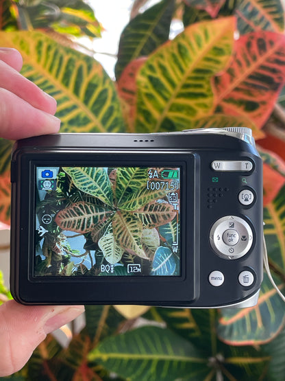 GE W1200 12.2 MP Digital Camera Bundle - Black