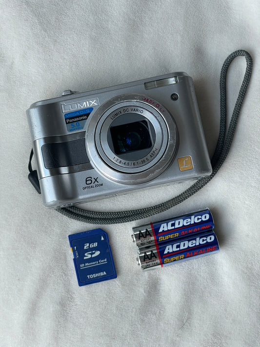 Panasonic Lumix DMC-LZ3 5.0 MP Digital Camera Bundle