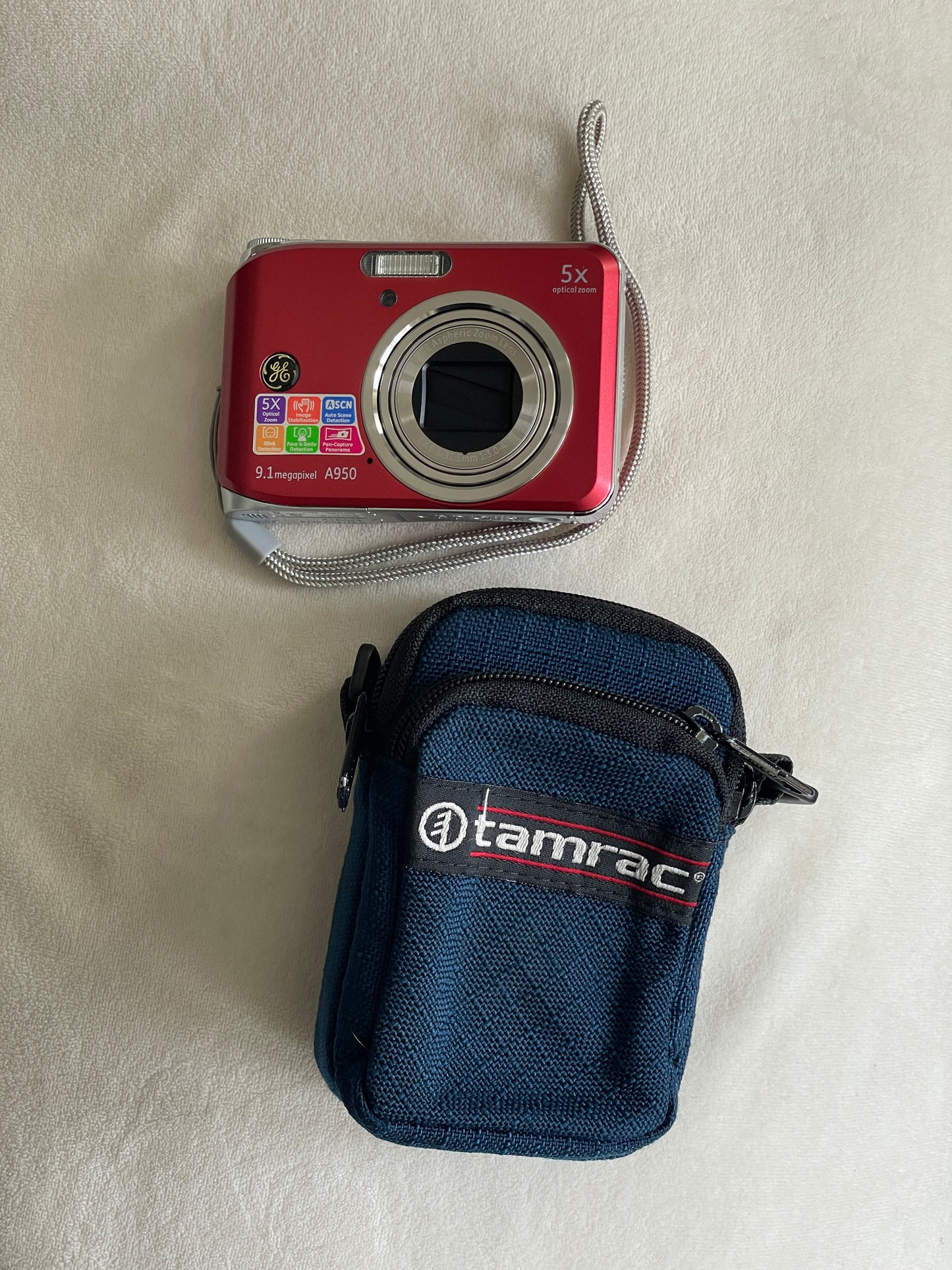 GE A950 9.1 MP Digital Camera Bundle - Red