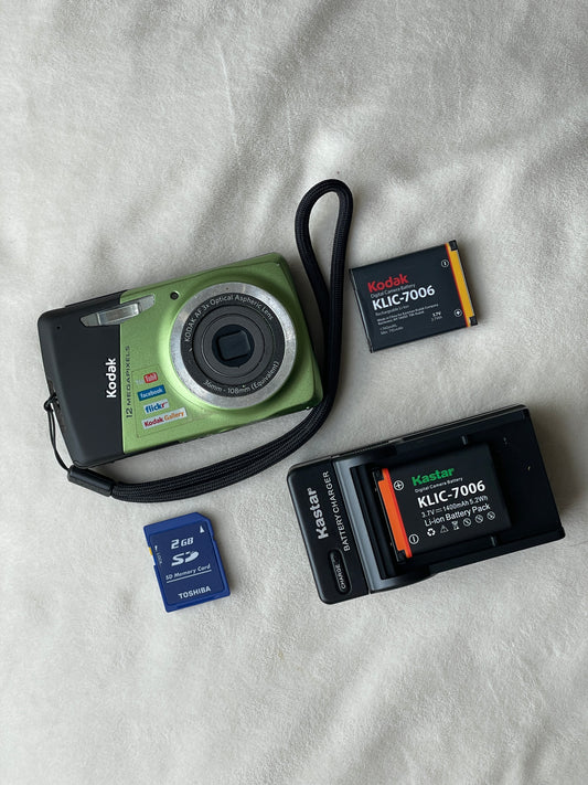Kodak EasyShare M530 12 MP Digital Camera Bundle - Green