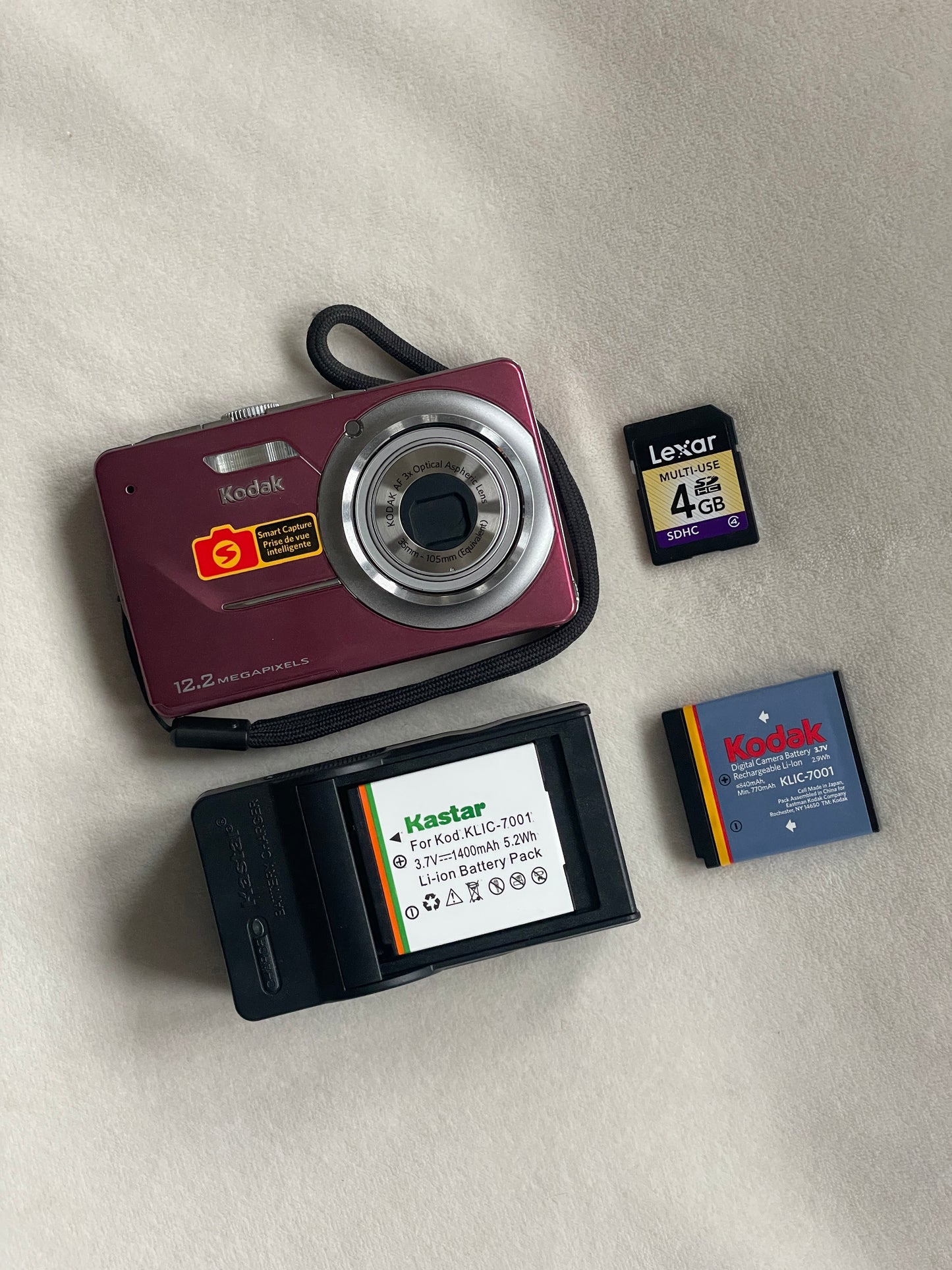 Kodak EasyShare M341 12.2 MP Digital Camera Bundle - Pink