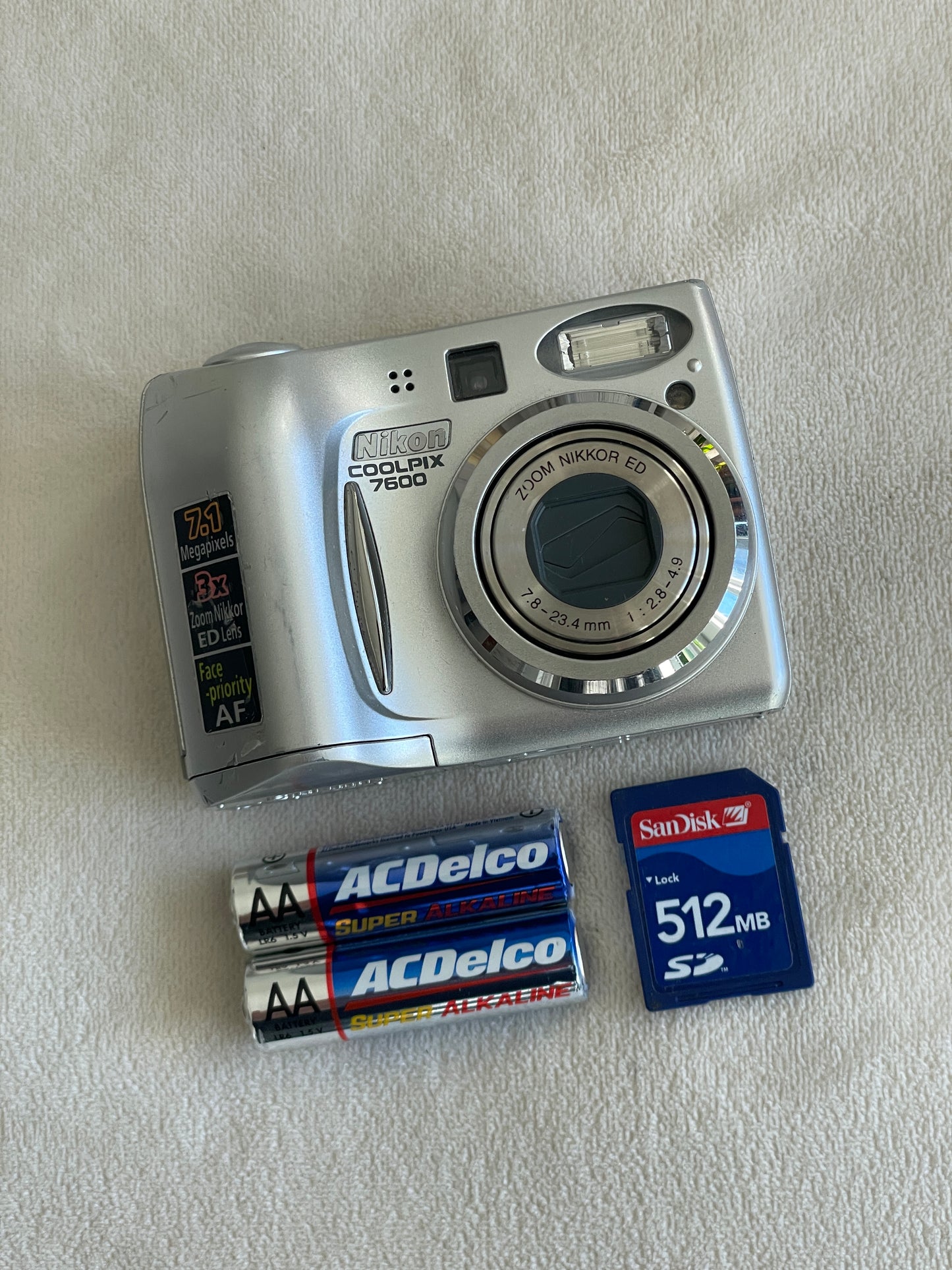 Nikon CoolPix 7600 7.1 MP Digital Camera Bundle - Silver