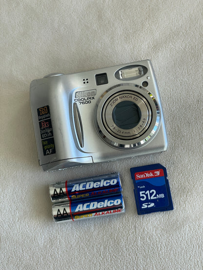 Nikon CoolPix 7600 7.1 MP Digital Camera Bundle - Silver