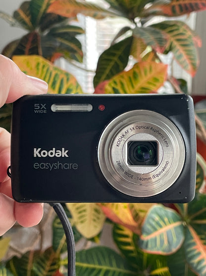 Kodak EasyShare M52 14 MP Digital Camera Bundle - Black
