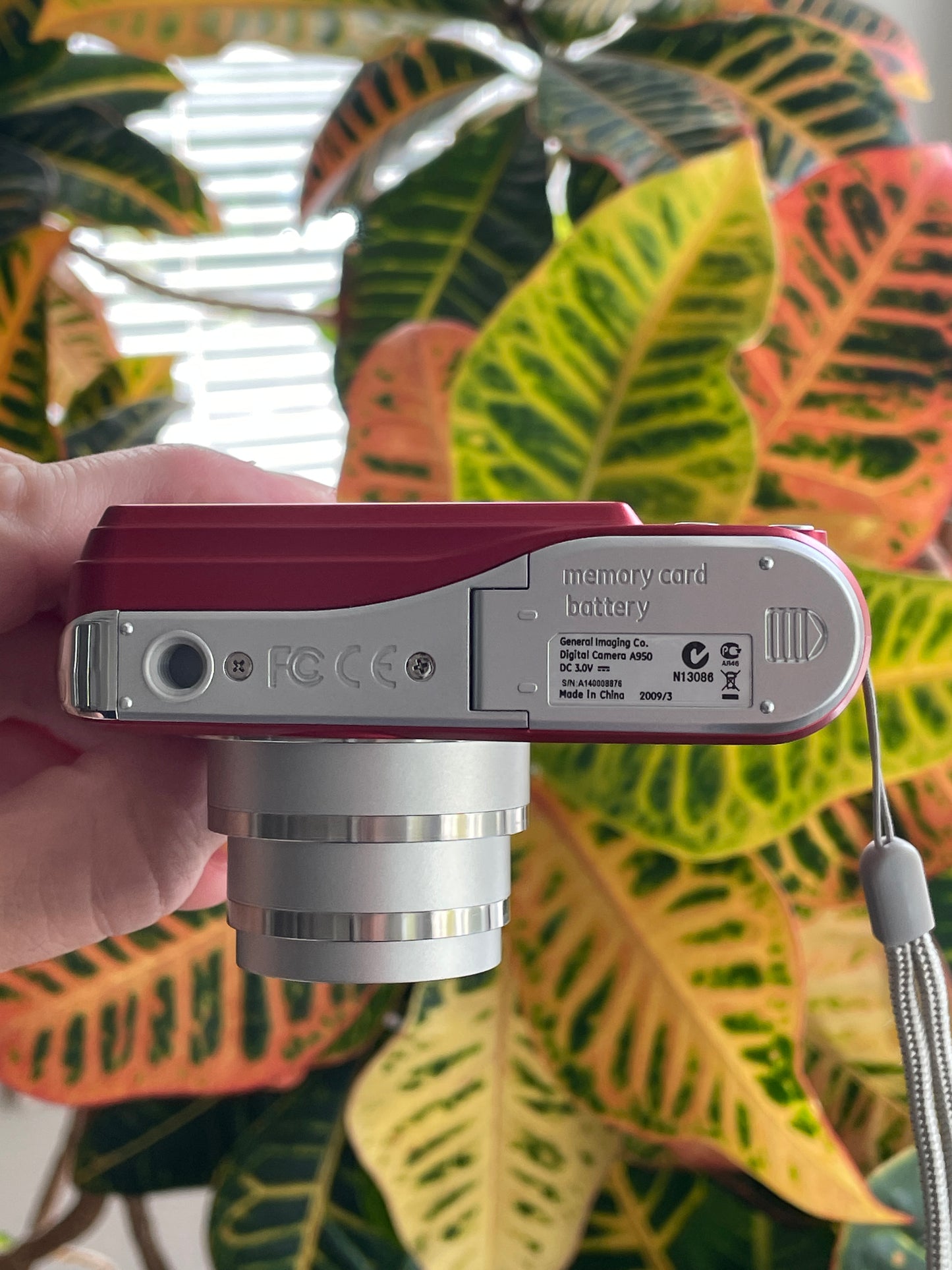 GE A950 9.1 MP Digital Camera Bundle - Red