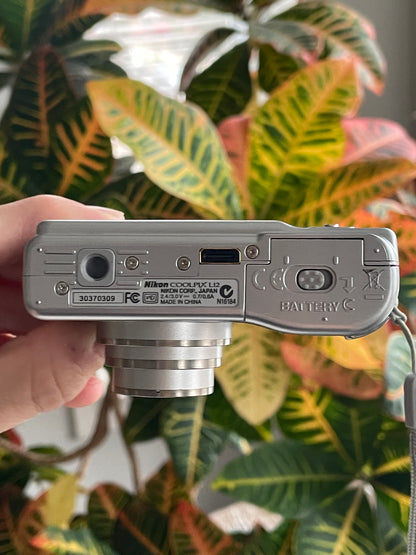 Nikon CoolPix L12 7.1 MP Digital Camera Bundle - Silver