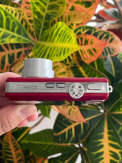 Kodak EasyShare M763 7.2 MP Digital Camera Bundle - Red
