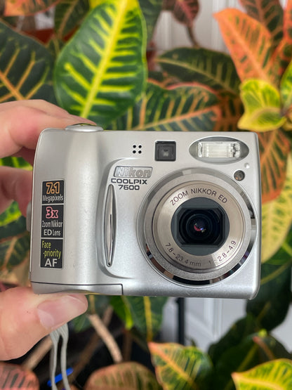 Nikon CoolPix 7600 7.1 MP Digital Camera Bundle