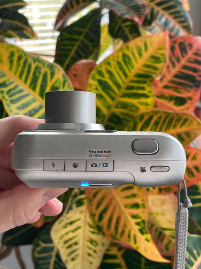 HP Photosmart M527 6.0 MP Digital Camera Bundle - Silver