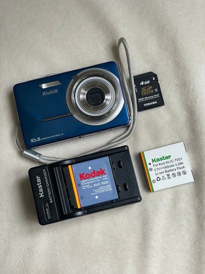 Kodak EasyShare M340 10.2 MP Digital Camera Bundle - Blue