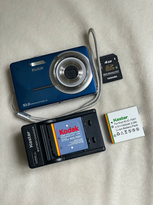 Kodak EasyShare M340 10.2 MP Digital Camera Bundle - Blue