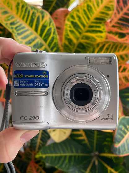 Olympus FE - 210 7.1 MP Digital Camera Bundle - Silver