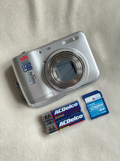 Nikon CoolPix L5 7.2 MP Digital Camera Bundle - Silver