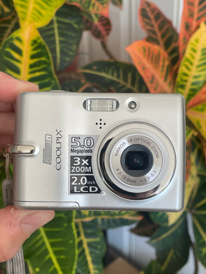 Nikon CoolPix L10 5.0 MP Digital Camera Bundle - Silver