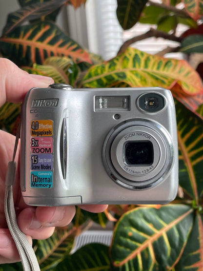 Nikon CoolPix 4100 4.0 MP Digital Camera Bundle - Silver