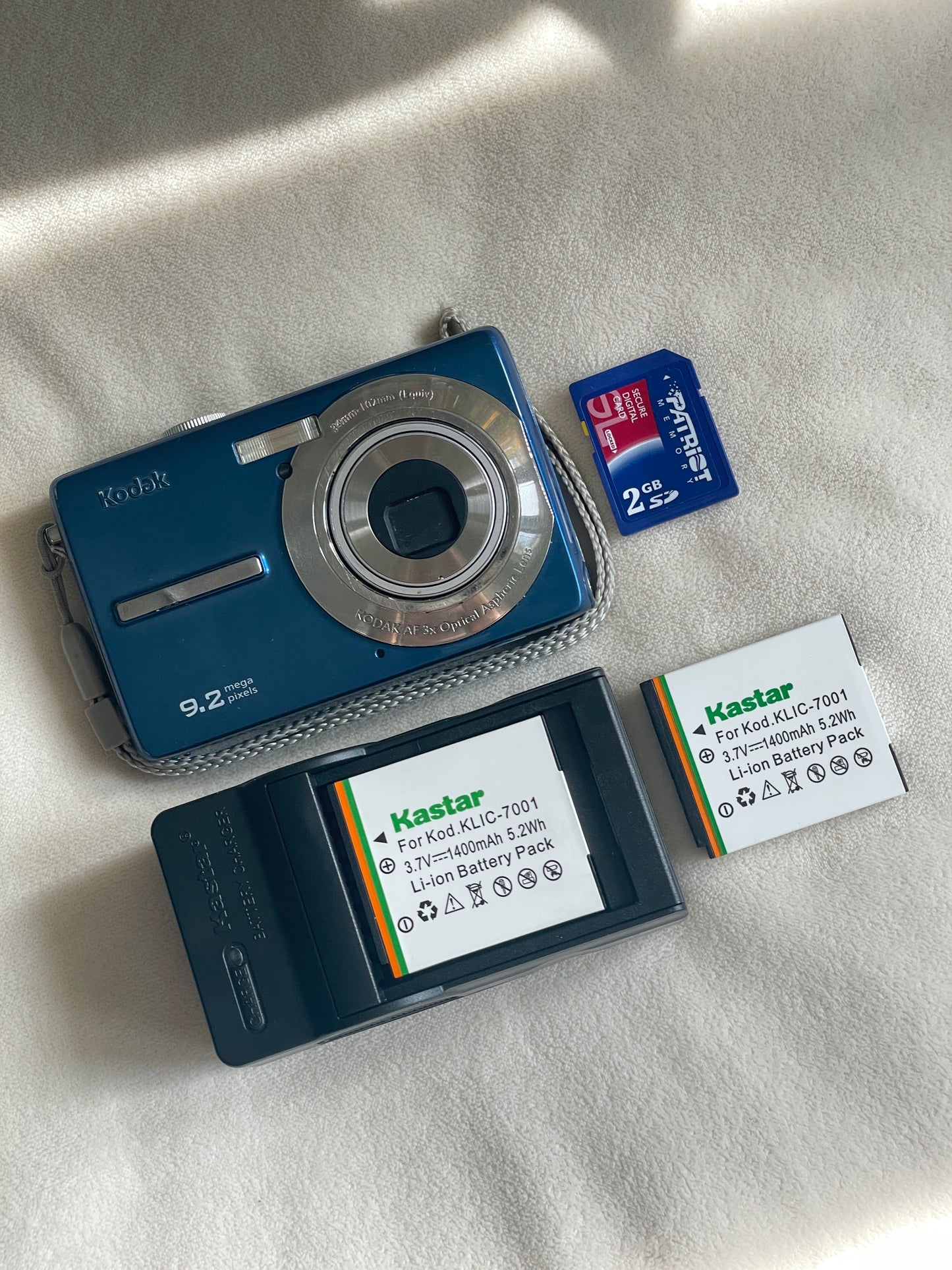 Kodak EasyShare M320 9.2 MP Digital Camera Bundle - Blue