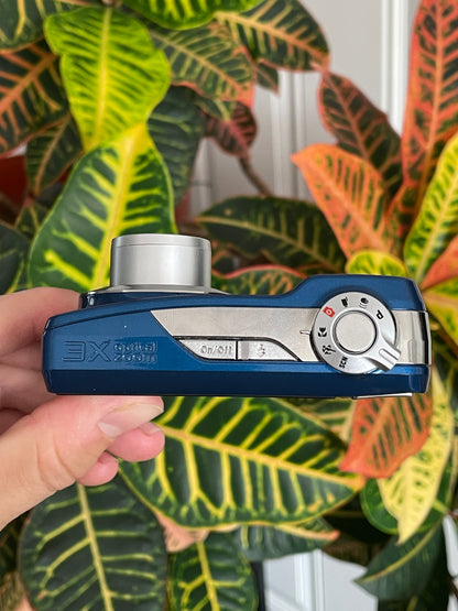 Kodak EasyShare CD82 12 MP Digital Camera Bundle - Blue