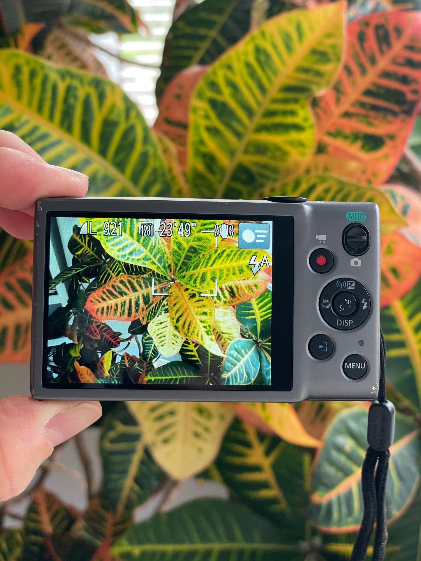 Canon PowerShot ELPH 130 IS 16 MP Digital Camera Bundle - Silver