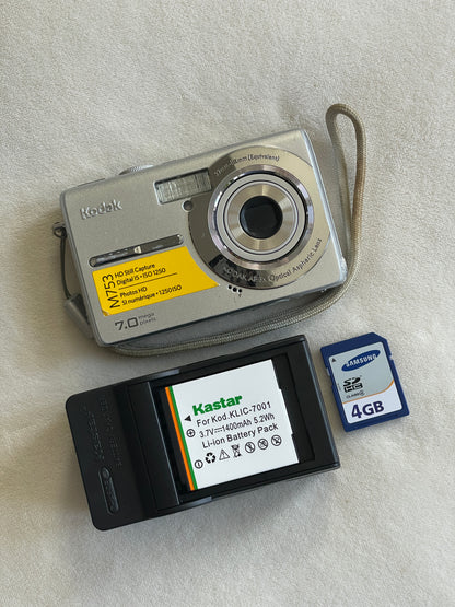 Kodak EasyShare M753 7.0 MP Digital Camera Bundle - Silver