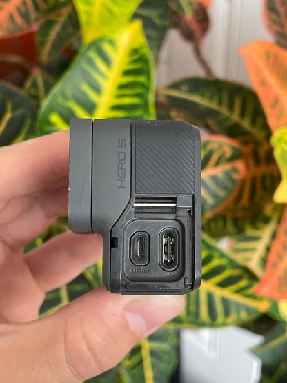 GoPro Hero 5 with 32 GB microSD card and Battery