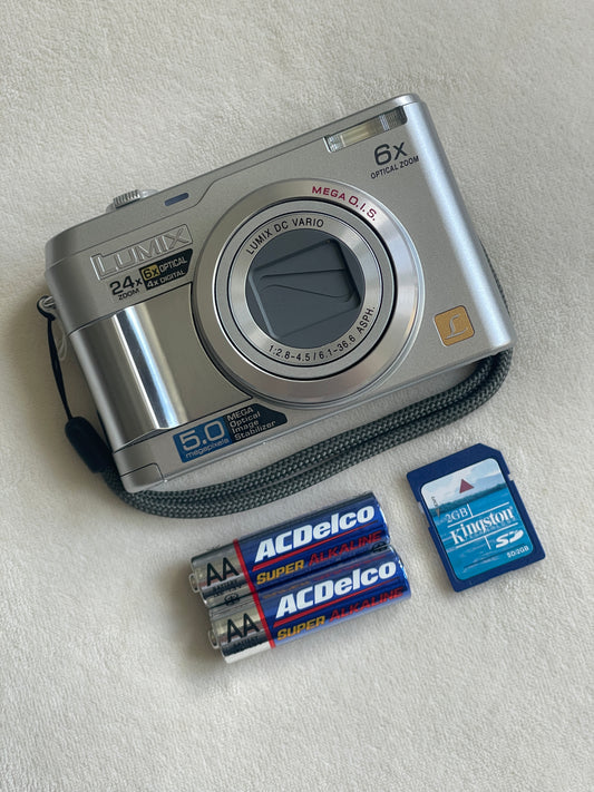 Panasonic Lumix DMC-LZ2 5.0 MP Digital Camera Bundle - Silver