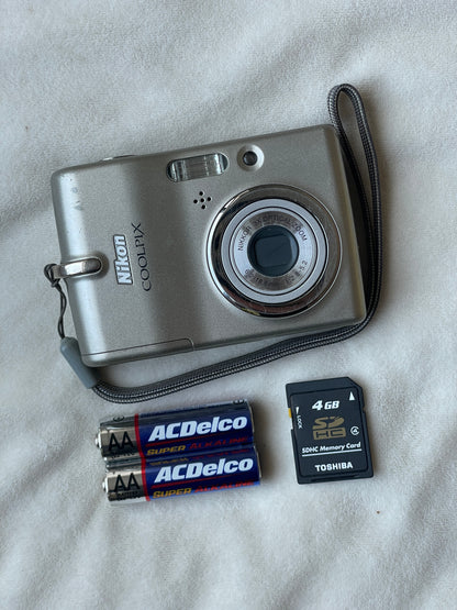 Nikon CoolPix L11 6 MP Digital Camera Bundle