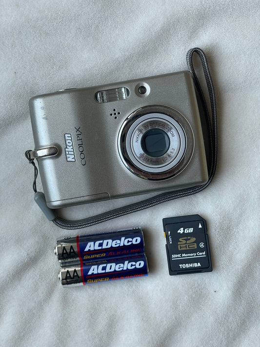 Nikon CoolPix L11 6 MP Digital Camera Bundle