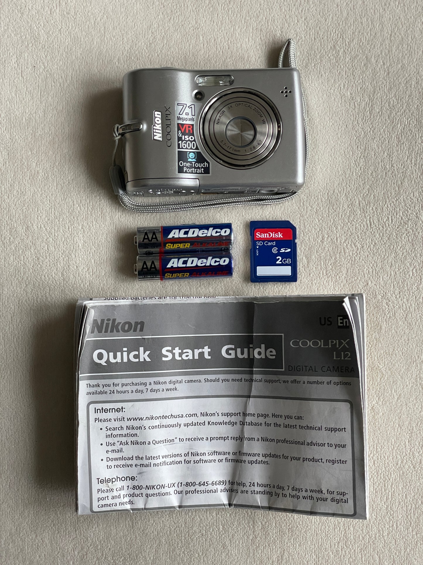 Nikon CoolPix L12 7.1 MP Digital Camera Bundle - Silver