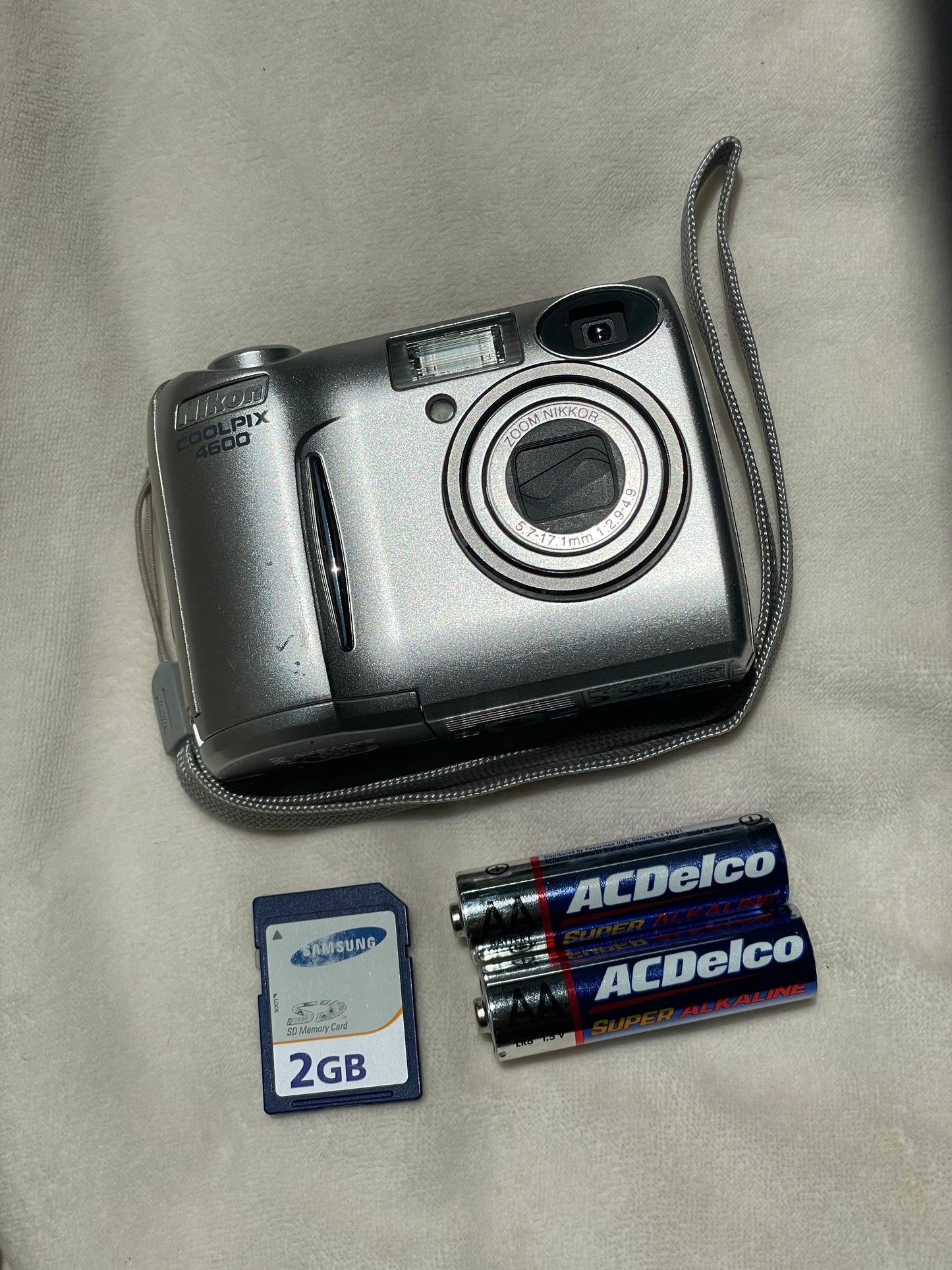 Nikon CoolPix 4600 4 MP Digital Camera Bundle - Silver