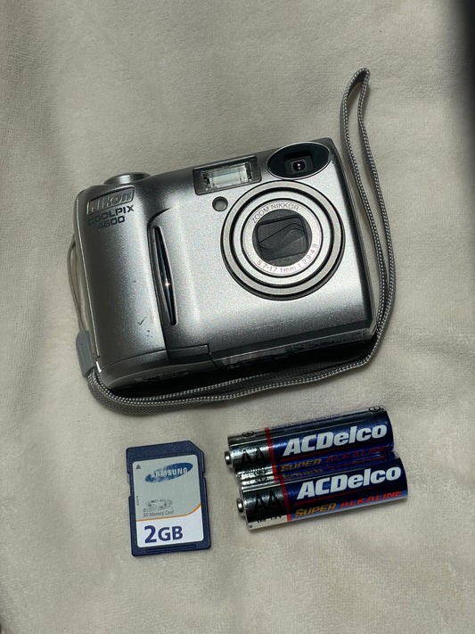 Nikon CoolPix 4600 4 MP Digital Camera Bundle - Silver