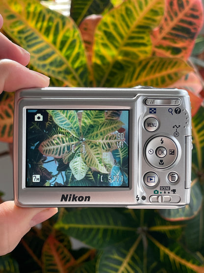 Nikon CoolPix L12 7 MP Digital Camera Bundle - Silver