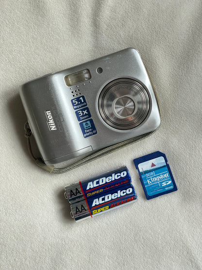 Nikon CoolPix L3 5.1 MP Digital Camera Bundle - Silver