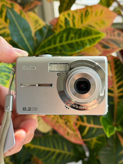Kodak EasyShare MD853 8.2 MP Digital Camera Bundle - Silver