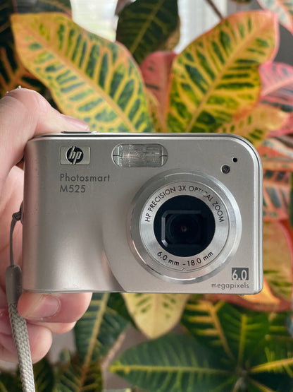 HP Photosmart M525 6.0 MP Digital Camera Bundle - Silver