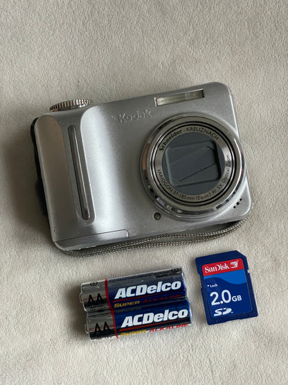 Kodak EasyShare C875 8.0 MP Digital Camera Bundle - Silver