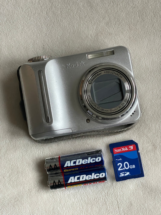 Kodak EasyShare C875 8.0 MP Digital Camera Bundle - Silver