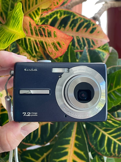 Kodak EasyShare M763 7.2 MP Digital Camera Bundle - Blue