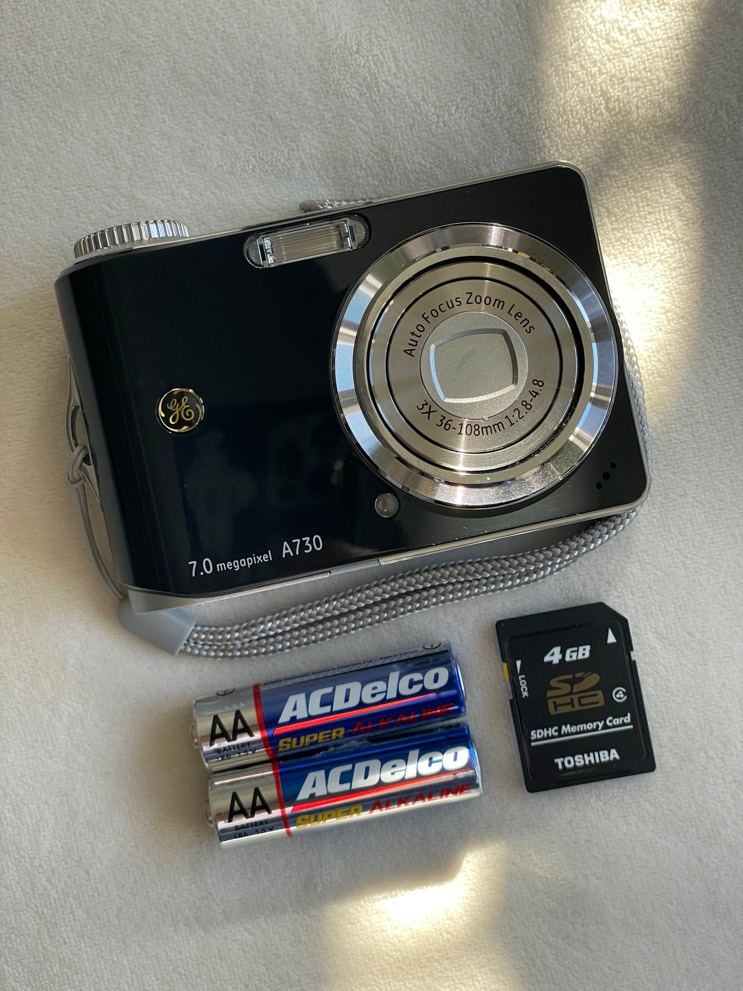 GE A730 7.0 MP Digital Camera Bundle - Black