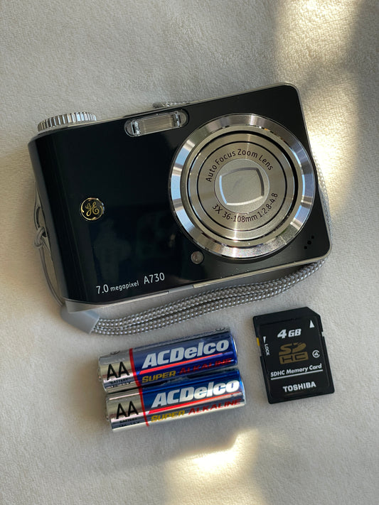 GE A730 7.0 MP Digital Camera Bundle - Black