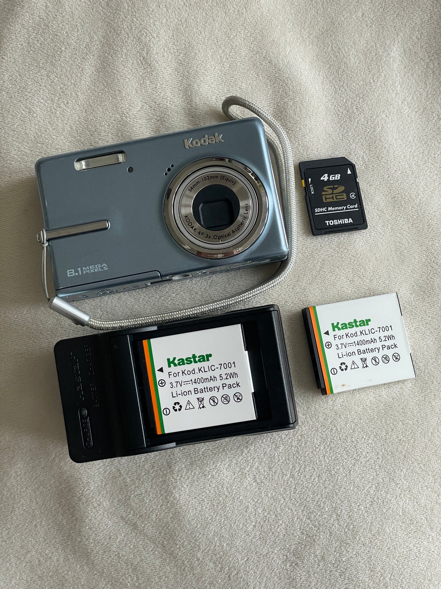 Kodak EasyShare M893 8.1 MP Digital Camera Bundle - Aqua