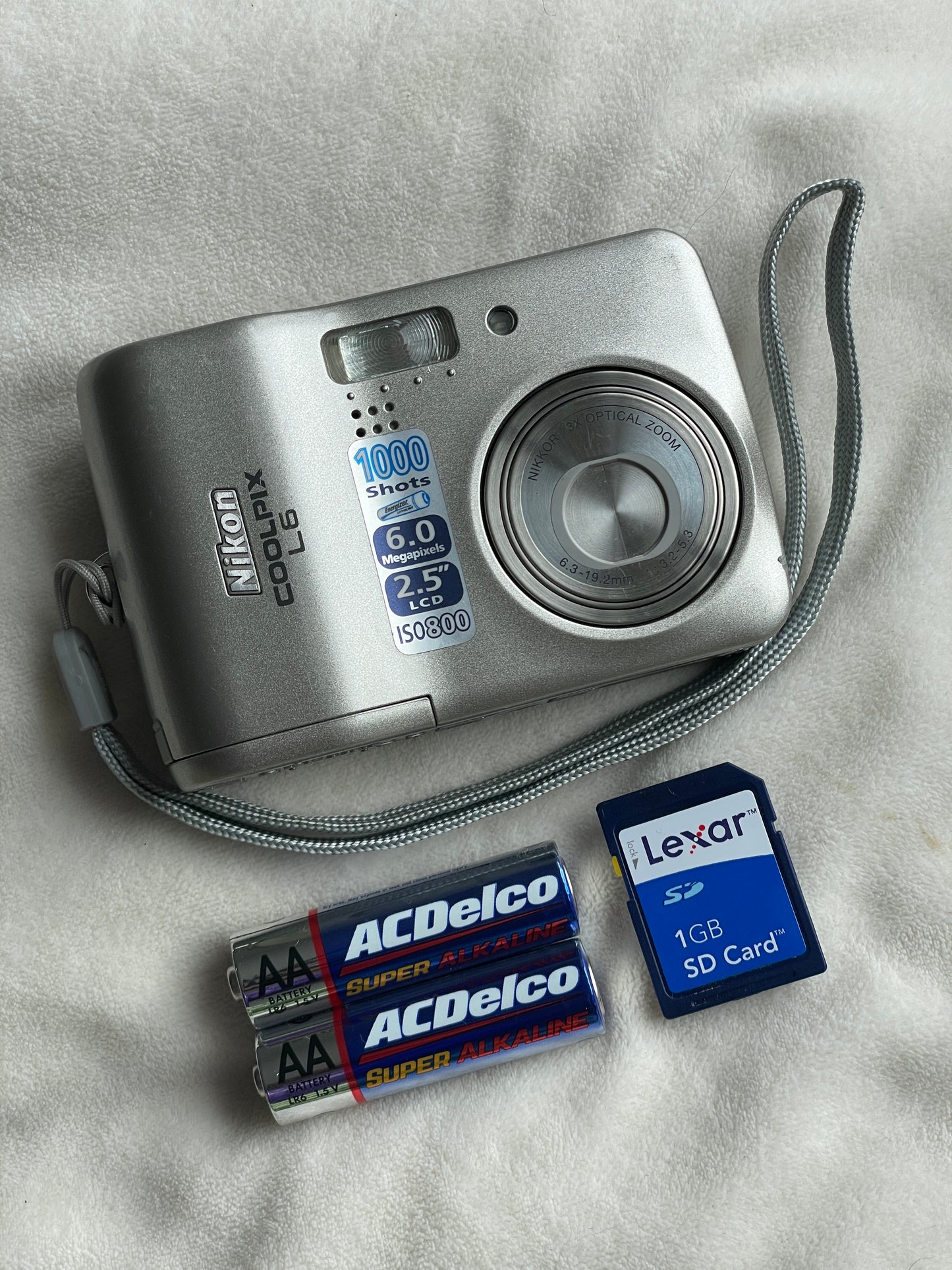 Nikon CoolPix L6 6.0 MP Digital Camera Bundle
