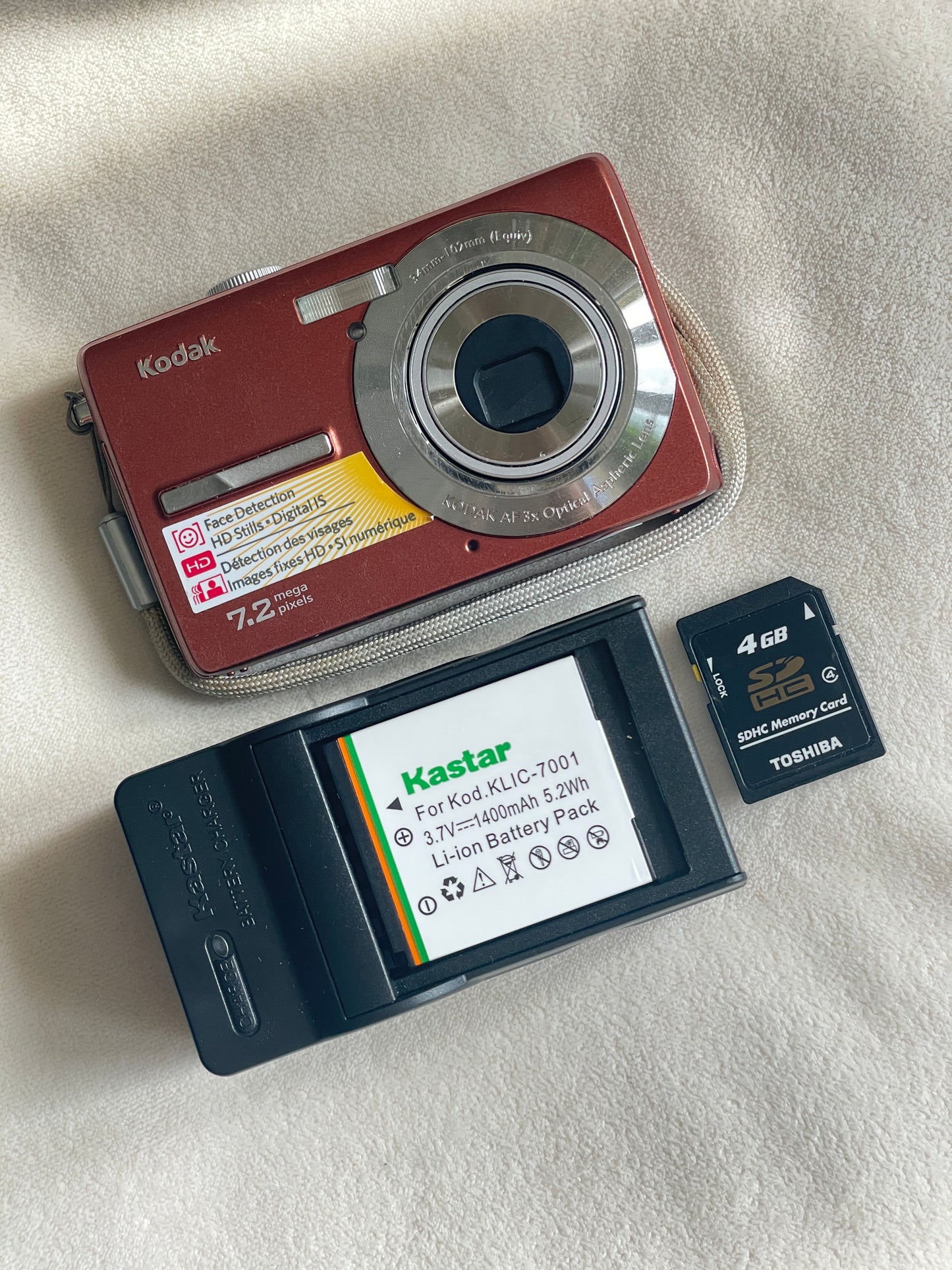 Kodak EasyShare M763 7.2 MP Digital Camera Bundle - Sparkly Orange