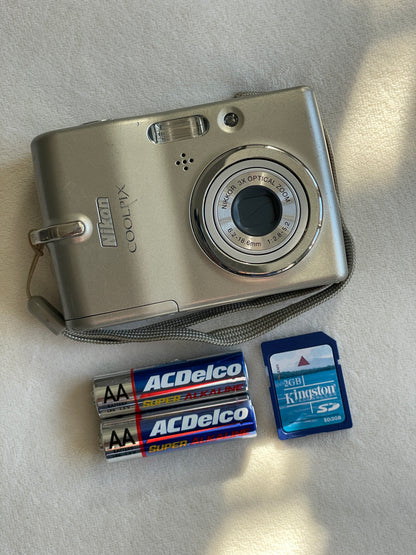 Nikon CoolPix L11 6.0 MP Digital Camera Bundle - Silver