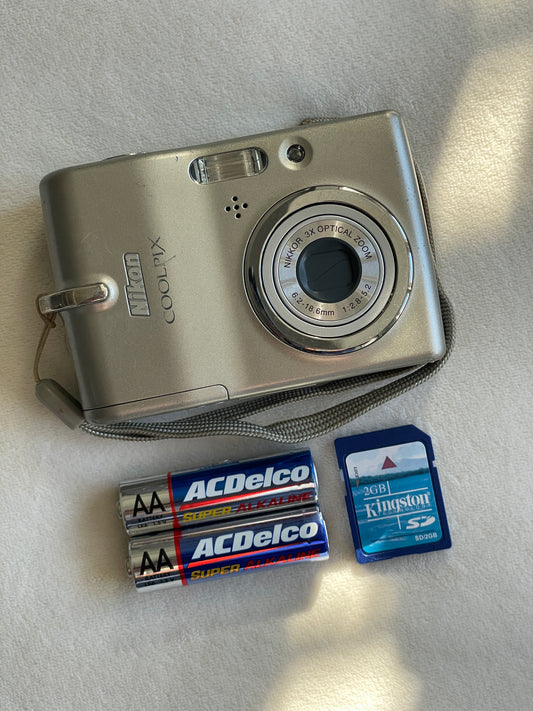 Nikon CoolPix L11 6.0 MP Digital Camera Bundle - Silver